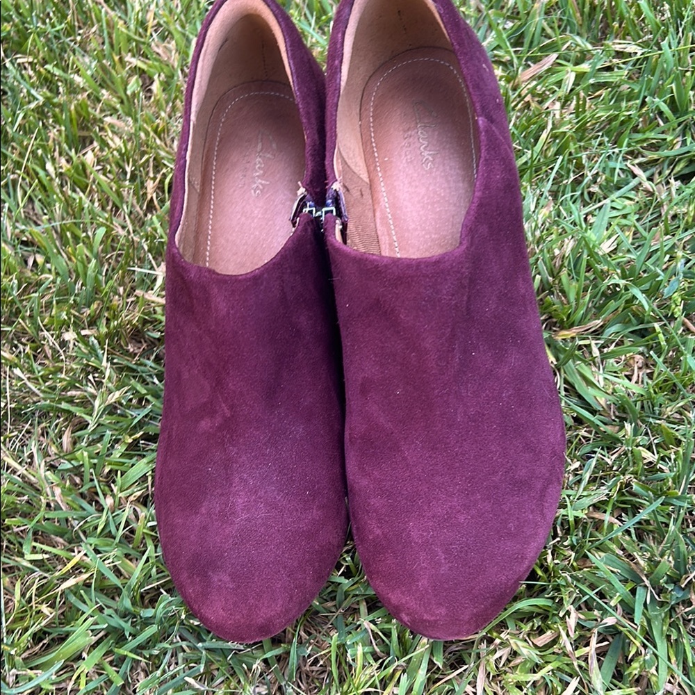 ⭐️SALE⭐️Clark’s Women's Suede Ankle Boots - burgundy